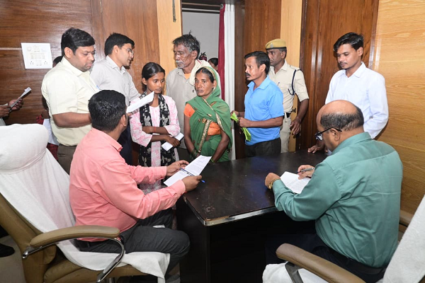 पात्र हितग्राहियों को शासन की योजनाओं का लाभ दिलाए : कलेक्टर उइके