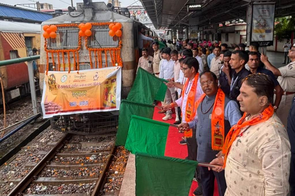 अयोध्या धाम रवाना हुए 850 श्रद्धालु, रामलला के साथ काशी विश्वनाथ के भी करेंगे दर्शन
