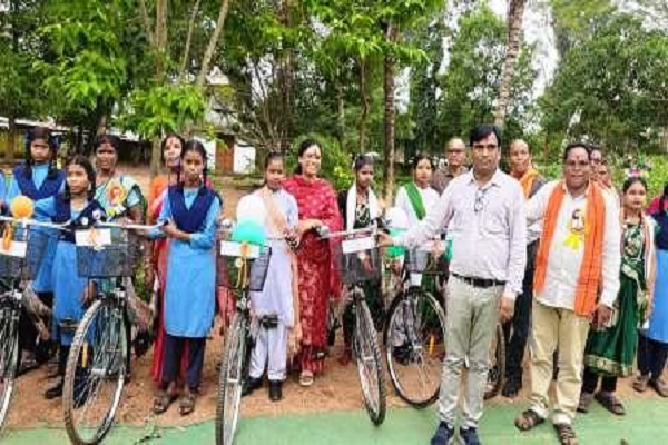 सरस्वती साइकिल योजना से बेटियों की राह हुई आसान, विधायक लता उसेंडी ने बांटी साइकिलें