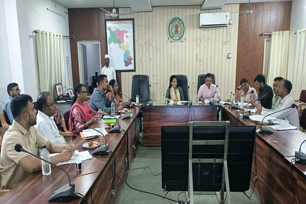 एकलव्य विद्यालयों की व्यवस्था और शिक्षा की गुणवत्ता पर कलेक्टर ने की गहन समीक्षा