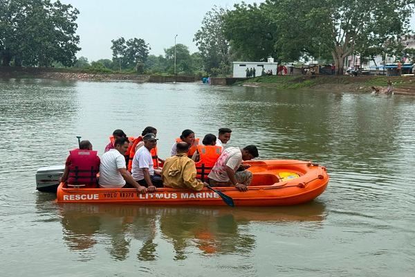 मॉकड्रिल: बाढ़ में डूब रहे लोगों को रेस्क्यू टीम ने तुरंत बचाया