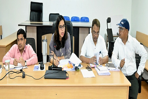 नागरिक सुविधाओं और विकास कार्यों में तेजी लाने आयुक्त ने ली समीक्षा बैठक