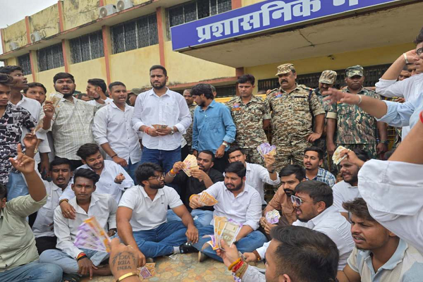 नोटों की माला और डायपर लेकर NSUI का प्रदर्शन, पेपर लीक मामले में विश्वविद्यालय घेरा
