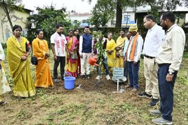 एक पेड़ मां के नाम अभियान के तहत जनप्रतिनिधियों व अधिकारियों ने किया पौधारोपण