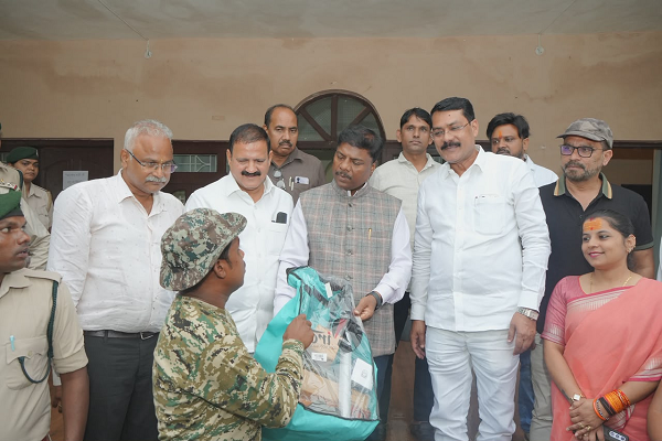 मानव-हाथी द्वंद्व कम करने में 'हाथी मित्र दल' की भूमिका महत्वपूर्ण : केदार कश्यप