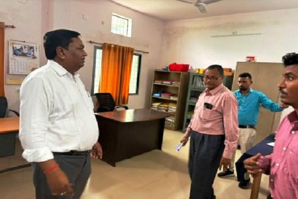 बस्तर के दूरस्थ क्षेत्र भोपालपट्टनम पहुंचे कमिश्नर, विभिन्न दफ्तरों में कार्यालयीन व्यवस्थाओं का लिया जायजा