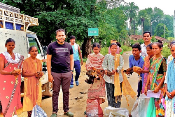 सुकमा में हितग्राहियों को निःशुल्क चूजों और दाने का वितरण