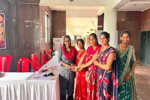 बहनों के हुनर को सम्मान, आत्मनिर्भरता को संबल: कलेक्टर ने &lsquo;बिहान&rsquo; स्टॉल से खरीदी राखी
