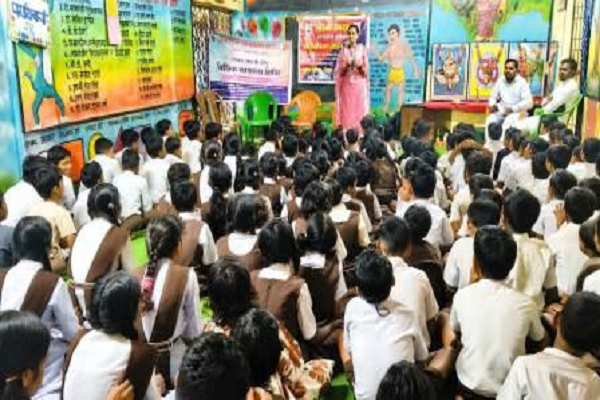 बाल अधिकारों की सुरक्षा और साइबर अपराध से बचाव को लेकर धनोरा में विधिक जागरूकता शिविर