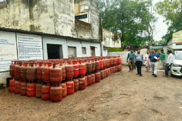 बालाजी गैस एजेंसी में बड़ी कार्रवाई, 412 भरे सिलेंडर कम मिले