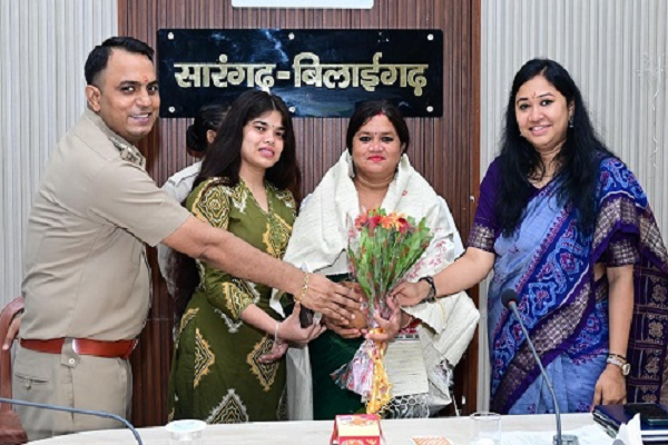 शिक्षिका सुनीता यादव को शाल श्रीफल भेंटकर कलेक्टर एसपी ने किया सम्मानित
