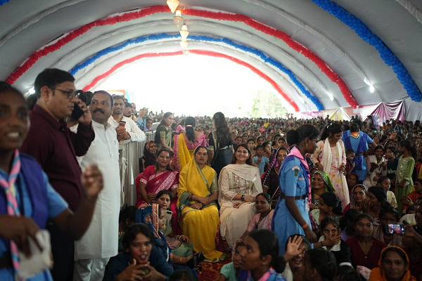 आपका आशीर्वाद मेरे लिये  केवल आज खुशी नहीं,-बल्कि आने वाले कल की जिम्मेदारी है--भावना बोहरा
