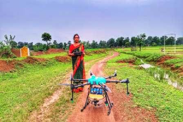 ड्रोन तकनीक से बढ़ी महिलाओं की आत्मनिर्भरता : हेमलता मनहर ने की मुख्यमंत्री साय की सराहना