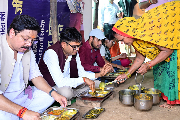 अपनों के बीच जमीन पर बैठकर देसी स्वाद का आनंद, वित्त मंत्री श्री ओपी चौधरी ने कहा&mdash;यही हमारी संस्कृति की असली पहचान