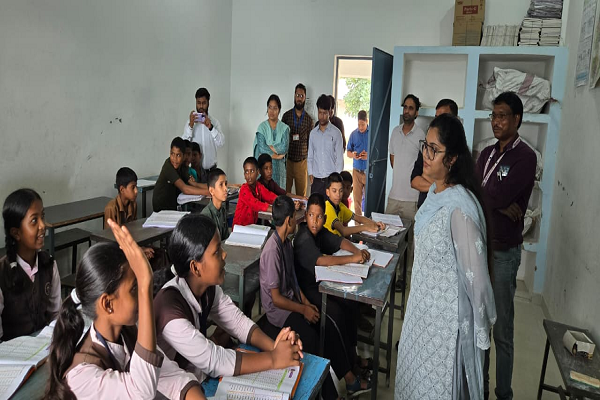 सुबह से शाम तक मैदान में रहीं कलेक्टर, औद्योगिक इकाई से लेकर एकलव्य विद्यालय तक परखी जमीनी हकीकत