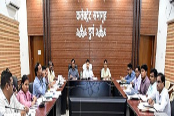 राजस्व अधिकारियों की समीक्षा बैठक में लंबित प्रकरणों के शीघ्र निराकरण के कलेक्टर ने दिए निर्देश