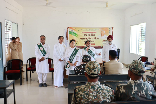 पुलिस लाइन गरियाबंद में रक्षाबंधन पर्व का आयोजनए ब्रह्माकुमारीज की बहनों ने पुलिस जवानों को बांधी राखी, उपहार स्वरूप लिया नशामुक्ति का संकल्प।