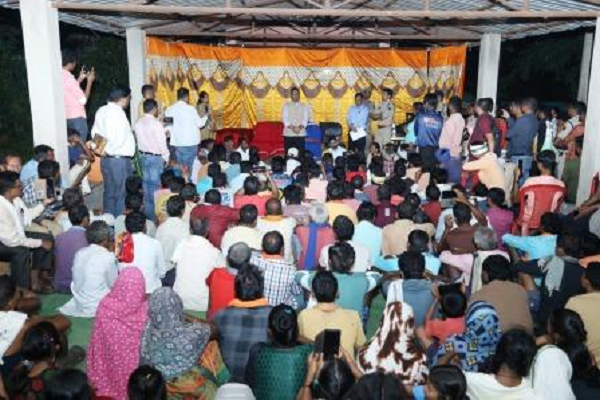 कलेक्टर कुंदन ने लगाई चौपाल, ग्रामीणों के बीच जमीन पर बैठकर सुनीं समस्याएं