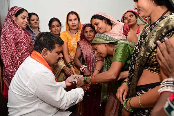 बिहान की दीदियों ने विजय शर्मा को राखी बांधकर दी बधाई