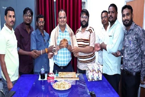 जिला जनसंपर्क अधिकारी चंद्रेश ठाकुर के स्थानांतरण पर जिला जनसंपर्क कार्यालय के कर्मचारियों ने दी विदाई