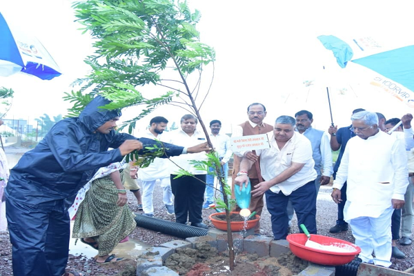 &lsquo;एक पेड़ माँ के नाम&rsquo; अभियान से पर्यावरण संरक्षण का संदेश, मंत्री श्री राजेश अग्रवाल ने किया वृक्षारोपण