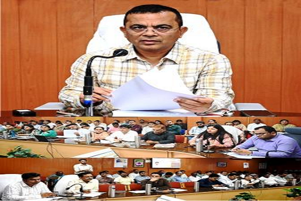 सभी अधिकारी अनिवार्य रूप से मुख्यालय में उपस्थित रहें और समय पर पहुंचे कार्यालय : कलेक्टर