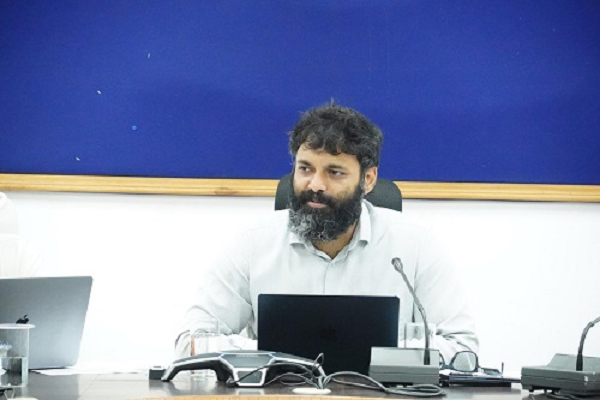 कलेक्टर रोहित व्यास ने ग्राम पंचायतों में संचालित विकास योजनाओं की समीक्षा की