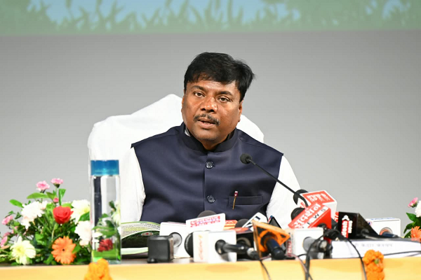 माननीय मंत्री वन एवं जलवायु परिवर्तन, परिवहन, सहकारिता, संसदीय कार्य श्री केदार कश्यप विभागीय गतिविधियों एवं उपलब्धियों पर आज छत्तीसगढ संवाद के आडिटोरियम (नवा रायपुर,अटल नगर ) में प्रेस को संबोधित करते हुए