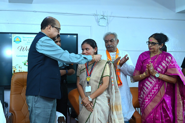 वर्तमान पर फोकस करें, निरंतर सीखते रहें और समाज के लिए योगदान दें-श्री डेका