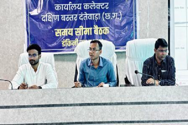 समय-सीमा की बैठक में कलेक्टर ध्रुव ने निर्माण कार्यों में तेजी लाने दिए निर्देश