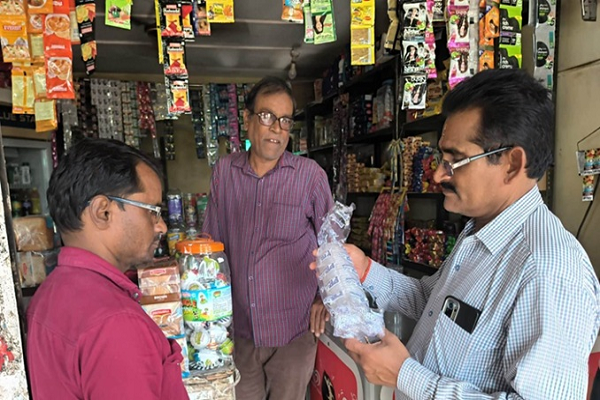 राधिका नगर में नियमों का उल्लंघन करने वालों पर निगम की चालानी कार्रवाई