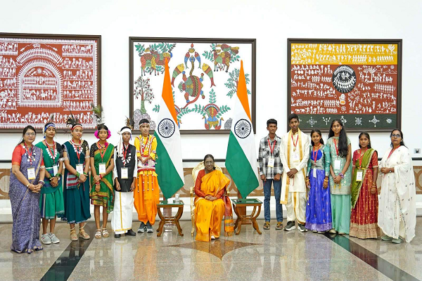 राष्ट्रपति से भेंट कर लौटे प्रतिभावान विद्यार्थियों ने मुख्यमंत्री श्री विष्णु देव साय से की सौजन्य मुलाकात