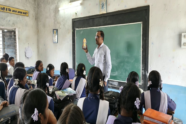 ट्रॉफी ने जगाई जिज्ञासा, &lsquo;पुरस्कार&rsquo; पाठ बना यादगार