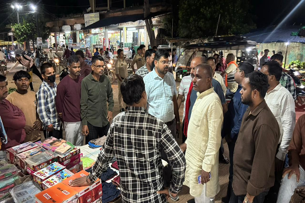 *नवीन बाजार में अतिक्रमण पर नगर पालिका की सख्ती, चिन्हांकित स्थल से बाहर व्यवसाय करने वालों को दी समझाइश*