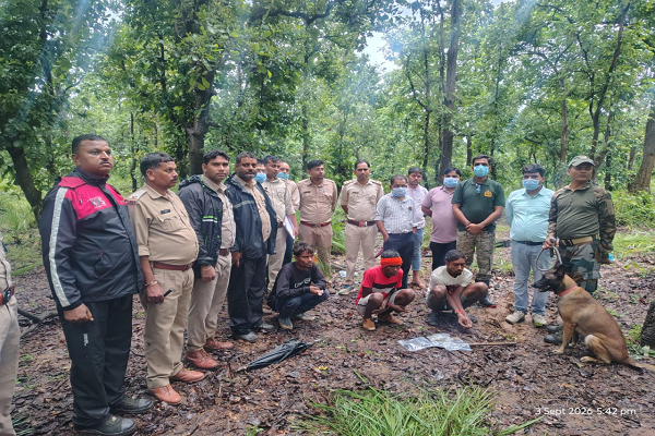 मृत भालू के नाखून काटकर ले जाने वाले दो आरोपी गिरफ्तार