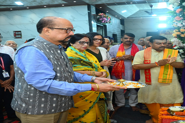 राज्यपाल श्री रमेन डेका ने कृष्ण जन्माष्टमी के अवसर पर श्री बांके बिहारी मंदिर में की पूजा-अर्चना