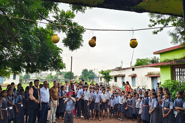 सेमरसल के बच्चों ने मटका फोड़ प्रतियोगिता आयोजित किया
