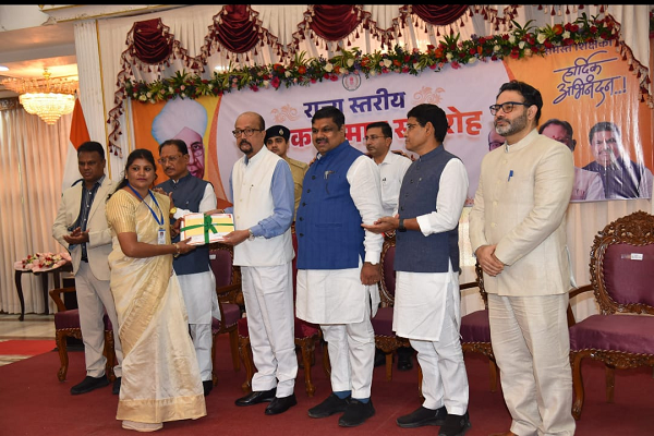 *शिक्षक दिवस पर गरियाबंद का गौरव बढ़ा, ओमेश्वरी साहू राज्य स्तरीय शिक्षक सम्मान से सम्मानित*