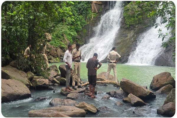  गजपल्ला वॉटरफॉल फिर बना मौत का कारण: पिकनिक मनाने पहुंचे 17 वर्षीय युवक की डूबने से मौत, सुरक्षा इंतजामों पर उठे सवाल   5 दोस्तों के साथ पिकनिक मनाने आया था युवक, नहाते समय गहरे पानी में समाया; रेस्क्यू टीम शव निकालने में जुटी