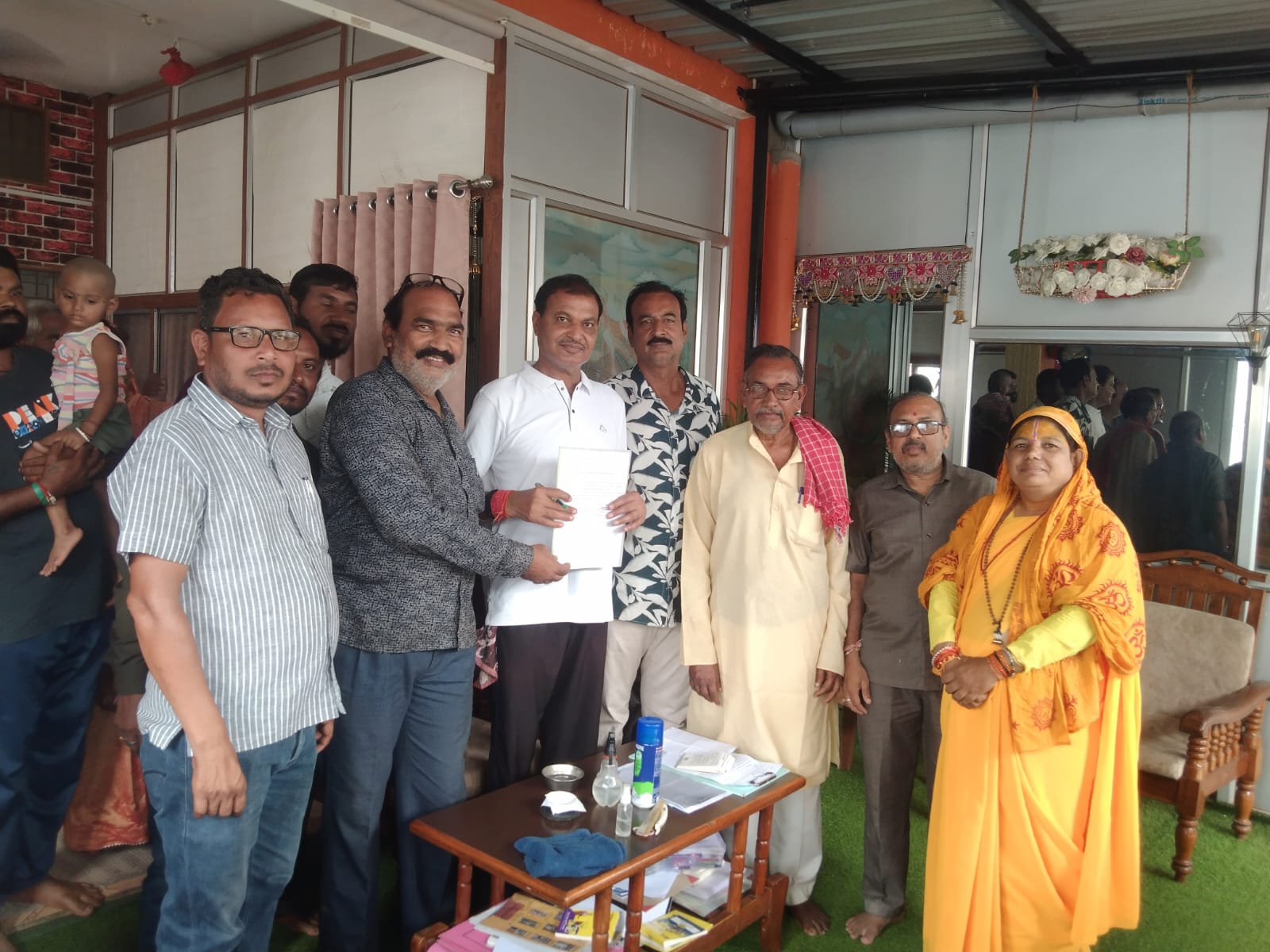  पेंड्री तालाब सौंदरीकरण एवं  शीतला,बुढ़ादेव मंदिर में अहाता निर्माण को लेकर महापौर को सौपा मांग   जिस पर महापौर ने त्वरित कार्यवाही करने की आशवासन वार्डवासी को दी।