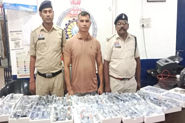 दुर्ग में नकली घड़ियों का खेल: इंदिरा मार्केट में टाइटन-फास्ट्रैक की 280 घड़ियां जब्त