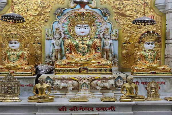 पर्युषण महापर्व : सीमंधर स्वामी जैन मंदिर की प्रभु भक्ति में गायकों का जमघट