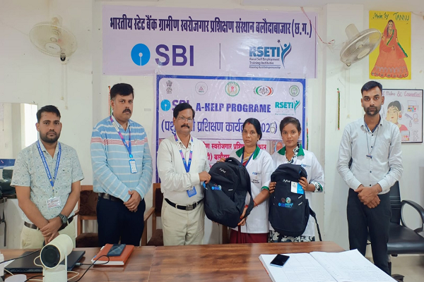  एसबीआई आरसेटी द्वारा पशु सखी प्रशिक्षार्थियों को टूलकिट वितरित