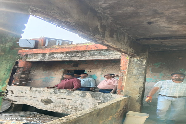 जर्जर भवन नहीं हटाया तो मकान मालिक स्वयं होंगे जिम्मेदार, नगर पालिका ने दी सख्त चेतावनी