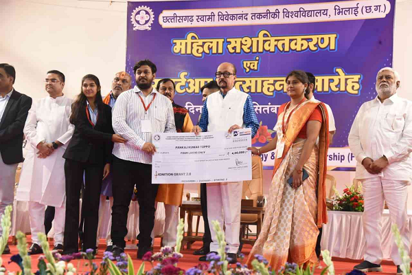 नारी शक्ति और युवा नवाचार से बनेगा नया छत्तीसगढ़ : राज्यपाल रमेन डेका