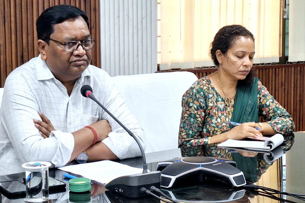 आंध्र प्रदेश एवं तेलंगाना में प्रवासित परिवारों का संवेदनशीलता के साथ करें पुनर्वास-कमिश्नर बस्तर श्री डोमन सिंह