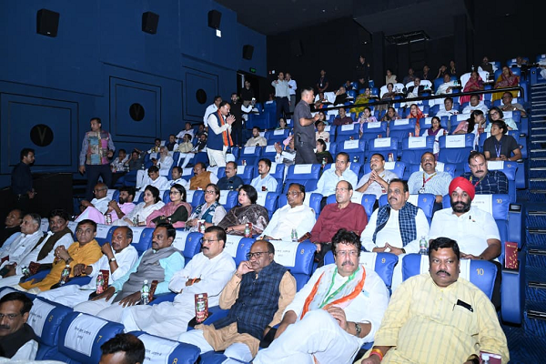 राज्यपाल श्री रमेन डेका, मुख्यमंत्री श्री विष्णु देव साय और विधानसभा अध्यक्ष डॉ. रमन सिंह ने सपरिवार देखी फिल्म &lsquo;हनुमान अंश