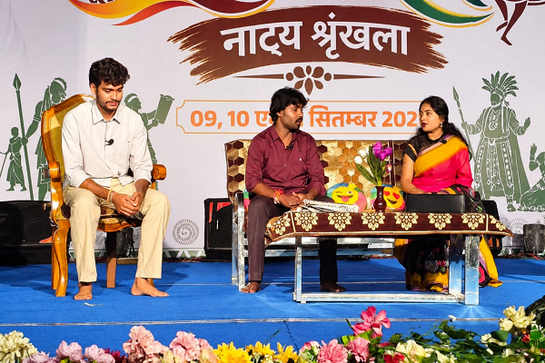 &lsquo;टीस&rsquo; की संवेदनाओं से &lsquo;हण्डा&rsquo; के लोक रंग तक, रंग परब का यादगार समापन