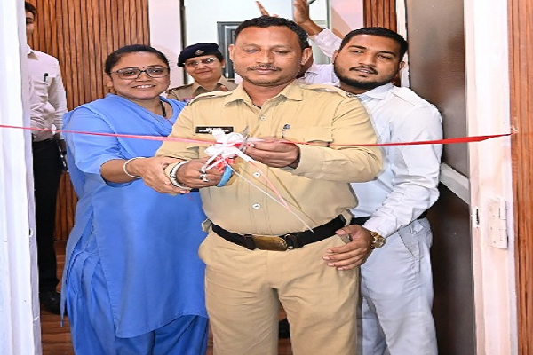 चतुर्थ श्रेणी कर्मचारी से फीता कटवाकर कलेक्टर ने कराया नवीनीकरण सभाकक्ष का शुभारंभ