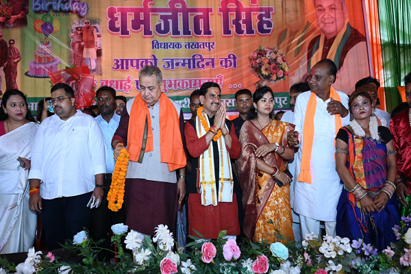  *केंद्रीय राज्य मंत्री  तोखन साहू ने बिलासपुर में कुम्हार से लिया मिट्टी का दीया*